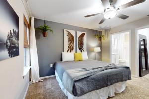1 dormitorio con 1 cama y ventilador de techo en The Golden Hideaway en St. Augustine