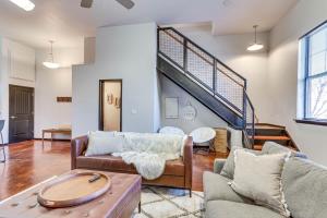 A seating area at Norman Retreat 1 Mi to The University of Oklahoma