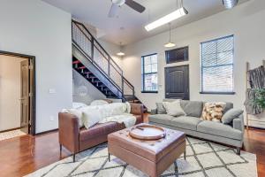 A seating area at Norman Retreat 1 Mi to The University of Oklahoma