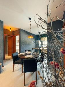 une salle à manger avec une table et des chaises dans l'établissement Excelente condomínio com uma belíssima área de lazer próximo à praia do Patacho, à Porto de Pedras