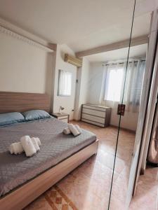 una camera da letto con un letto con due asciugamani sopra di Villa Abeti a Capitana