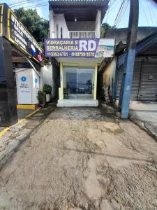 an empty street in front of a building at RD suítes 1 in Guarujá
