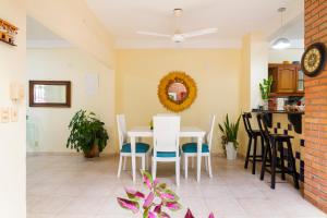 a dining room with a white table and chairs at Hostal Cartagonova - Habitaciones privadas y amplias cerca a zonas turísticas in Cartagena de Indias