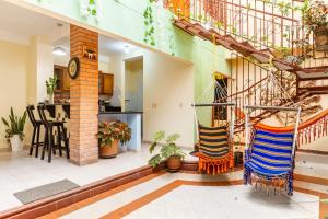 - un salon avec un escalier en colimaçon dans un bâtiment dans l'établissement Hostal Cartagonova - Habitaciones privadas y amplias cerca a zonas turísticas, à Carthagène des Indes