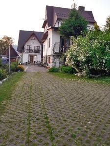una casa en una calle empedrada frente a una casa en Pokoje Gosinne U Ani i Andrzeja en Ciche Małe