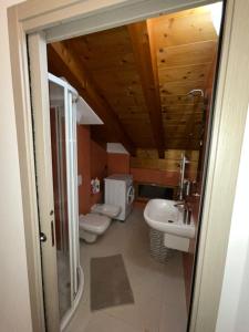 a bathroom with two toilets and a sink at L'Acero Rosso in Prosto di Piuro