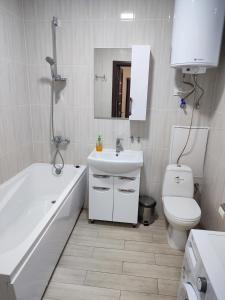 Ένα μπάνιο στο Апартаменты Daily Home