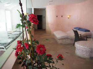 un soggiorno con fiori rossi in un vaso di Hotel Egerthof a Seefeld in Tirol