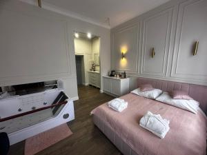 Ένα ή περισσότερα κρεβάτια σε δωμάτιο στο Apartament Glamour Prywatne Jacuzzi Starowiślna Kraków