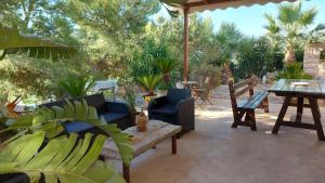 A garden outside La Suite Di Segesta