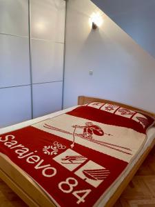 萨拉热窝Sarajevo View - Fresh air的一张床上的床上,上面有红毯