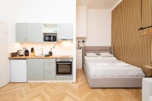 a small room with a bed and a kitchen at Charming retreat near town centre in Vienna