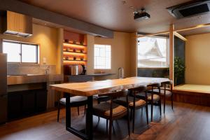 Cuina o zona de cuina de 古今 天下茶屋 with a private parking lot and a half open-air bath and direct to KIX
