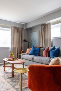 uma sala de estar com um sofá e uma mesa em Westlake Elegance - Detroit Unit 3 em Westlake