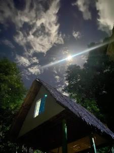 um edifício com um raio de luz no céu em Forest Camp El Nido em El Nido