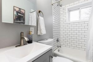 Baño blanco con lavabo y aseo en Westlake Elegance - Detroit Unit 3, en Westlake