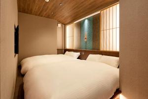 Llit o llits en una habitació de 古今 天下茶屋 with a private parking lot and a half open-air bath and direct to KIX
