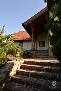 ein Haus mit einer Treppe vor einem Gebäude in der Unterkunft Pávakakas Vendégház in Vác