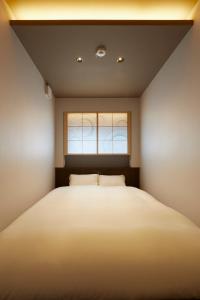 Llit o llits en una habitació de 古今 天下茶屋 with a private parking lot and a half open-air bath and direct to KIX