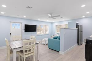 TV a/nebo společenská místnost v ubytování Caloosa Cottage at Palm View Inn of Sanibel with Bikes