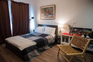 Orestiada的住宿－City Kiss，一间卧室配有一张床、一把椅子和一张书桌