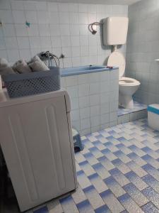 ein Bad mit einer Badewanne und einem WC in der Unterkunft Topli kutak Banja Luka in Banja Luka