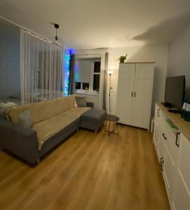 sala de estar con sofá y mesa en Apartament Czytelnia - parking gratis, en Poznan