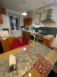 Kuchyňa alebo kuchynka v ubytovaní Apartament Czytelnia - parking gratis + 17 fotografií