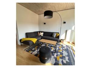 ein Wohnzimmer mit einem Sofa und einem Tisch in der Unterkunft Haus im Schwarzwald in Lenzkirch