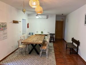 comedor con mesa de madera y sillas en CASERIO LA SEVILLANA, en Baeza