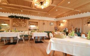 A restaurant or other place to eat at B&B Appartments Cudlea
