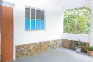 Céntrico y Confortable في كوماياغوا: غرفة بها نافذة ومغسلة بالنباتات