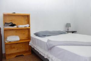1 dormitorio con 2 camas y armario de madera en Céntrico y Confortable, en Comayagua