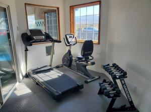 un gimnasio con máquinas de ejercicio y una ventana en una habitación en Omak Inn en Omak