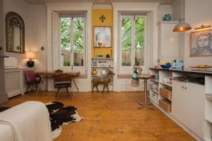 a living room with a kitchen and a table at Urban Oasis Hideaway in London