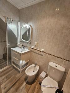 un baño con inodoro y lavabo en Casa Rural Ramblizo, en Elche de la Sierra 12 fotos más
