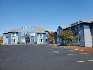 a row of blue houses in a parking lot at Omak Inn in Omak