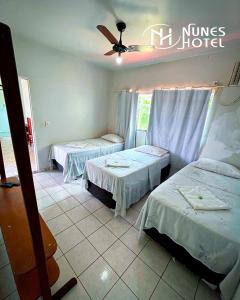 パルマスにあるNunes Hotelのホテル内のベッド2台付きの部屋