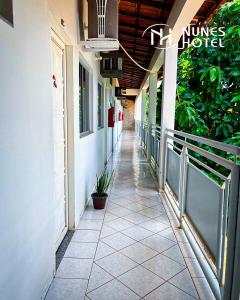 パルマスにあるNunes Hotelの植物の空廊