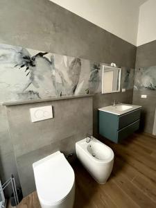 uma casa de banho com um WC branco e um lavatório. em Rusciano Park Apartment em Florença