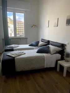 um quarto com 2 camas e uma janela em Rusciano Park Apartment em Florença