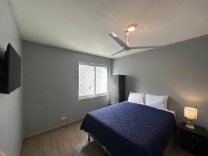 Schlafzimmer mit einem Bett und einem Deckenventilator in der Unterkunft Villa Verona in Guatemala