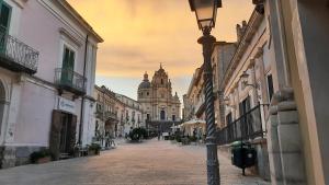 una calle urbana vacía con un edificio en el fondo en Pura Vida Barocca en Ragusa