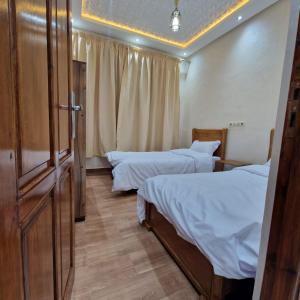 Katil atau katil-katil dalam bilik di Bel appartement de 2 chambres
