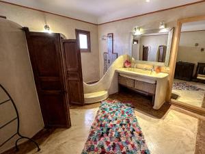 W łazience znajduje się umywalka i lustro. w obiekcie Jnane Allia w mieście Douar Soukkane