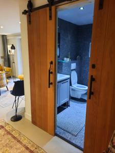 uma porta aberta para uma casa de banho com WC em Eesergroen aan zee em Eesergroen