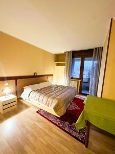 sypialnia z łóżkiem i dużym oknem w obiekcie Hotel Battaglia w mieście Battaglia Terme