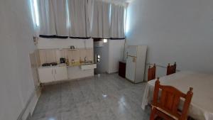 a room with a kitchen with a bed and a sink at Hospedaje San Juan in Jesús María