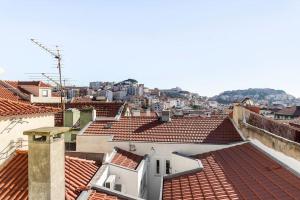 widok na dachy miasta w obiekcie Lisbon Skyline Terrace w Lizbonie