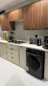 利雅德的住宿－Urban Bunks - Riyadh，厨房配有炉灶和黑色洗碗机。